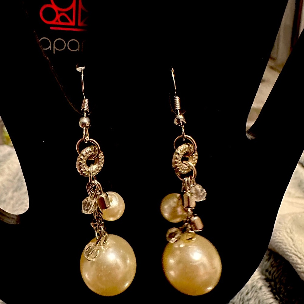 Fish hook pearl earrings